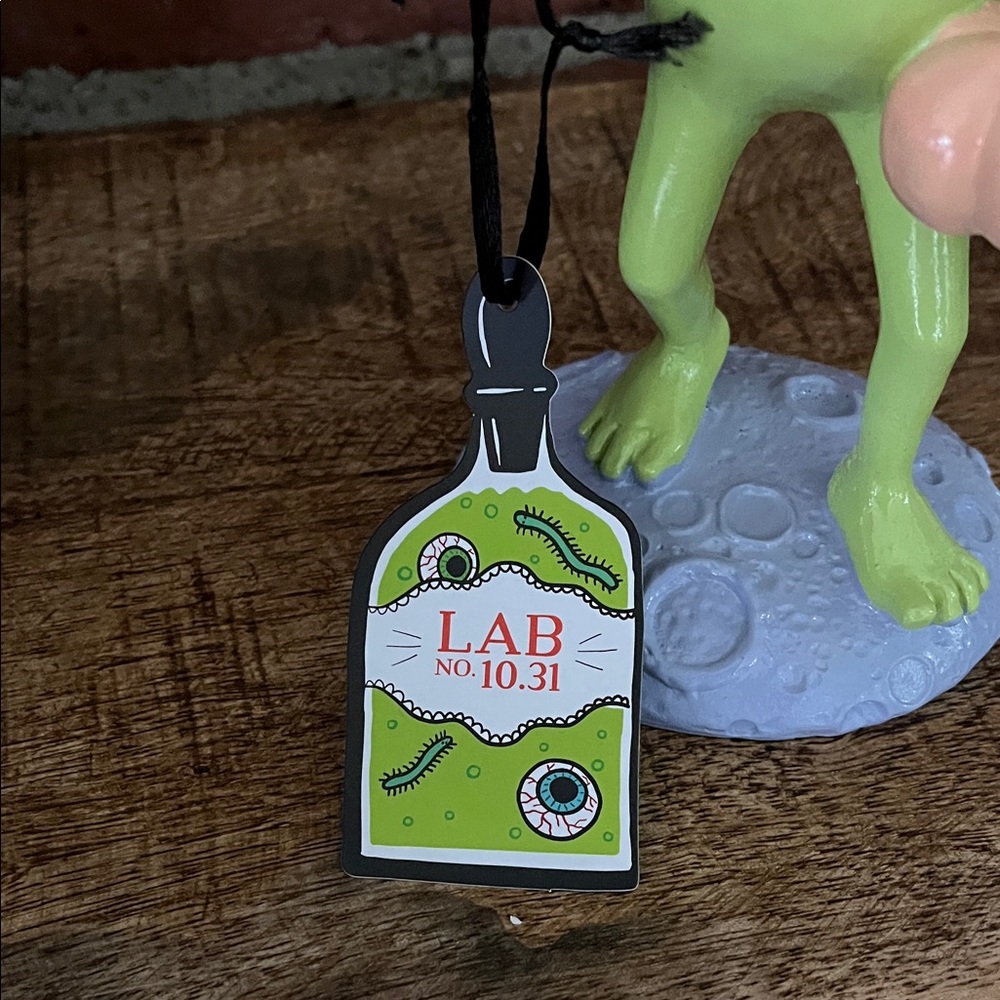 Alien Figurine with Bat and Pumpkin - Picture 3 of 8